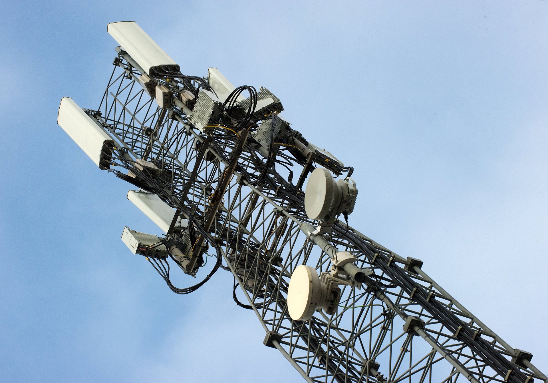 «Большая четверка» сотовых операторов продолжает наращивать темпы развития сетей мобильной связи 1